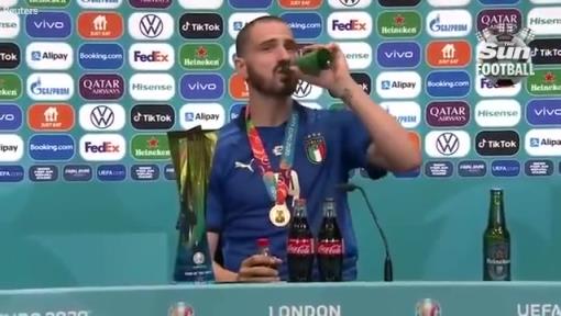 太搞了!名场面:意大利夺冠,博努奇发布会狂喝啤酒和可乐!