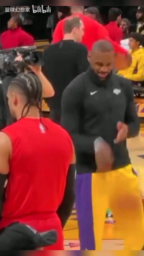 真的看几遍都绷不住!名场面:詹姆斯看着赛前冥想的狄龙!