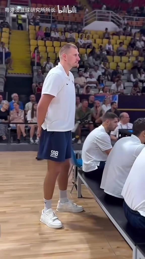 慈眉善目!虚假的约基奇vs真实的约基奇!这个瘦弱的人会打球吗?