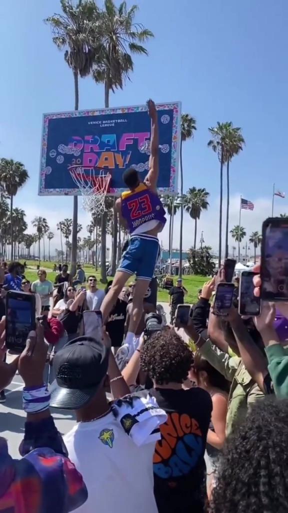 确实是摸高第一人!埃希奥古在篮板上端贴上贴纸