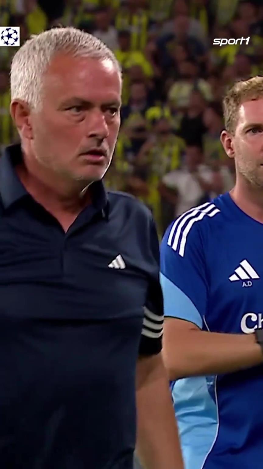 心理战?穆帅在裁判等VAR时提前举手庆祝,进球被取消后一脸懵圈