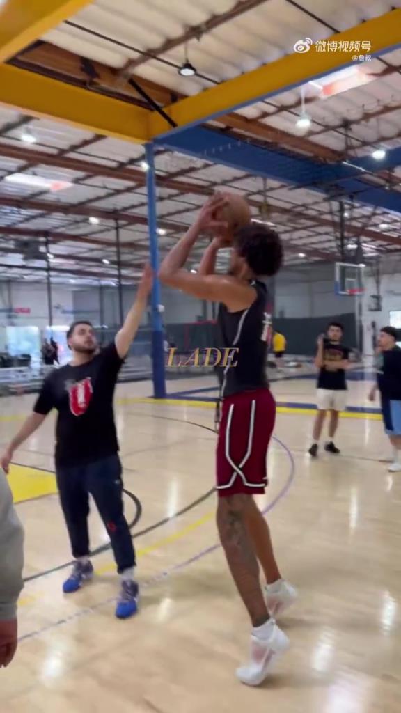 这你都会？湖人中锋海斯，居然开始开发三分技能了