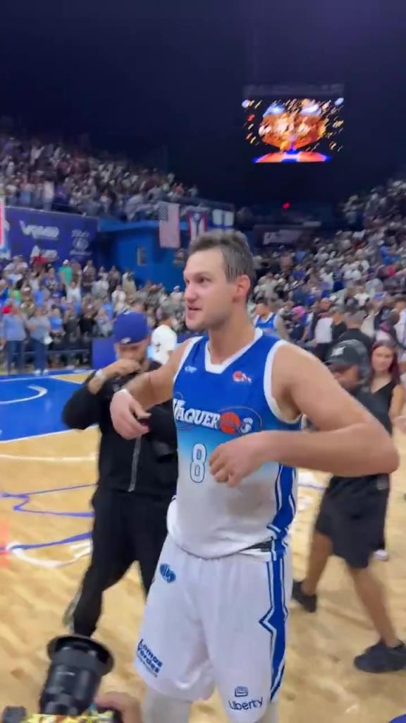 夺冠后的加里纳利，用他的方式答谢现场观众。