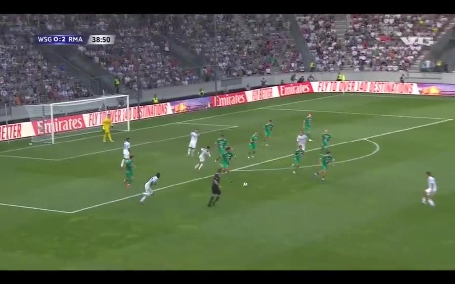 天呐!维尼修斯竟然回防到了后场,姆巴佩也撤回中场拿球组织!