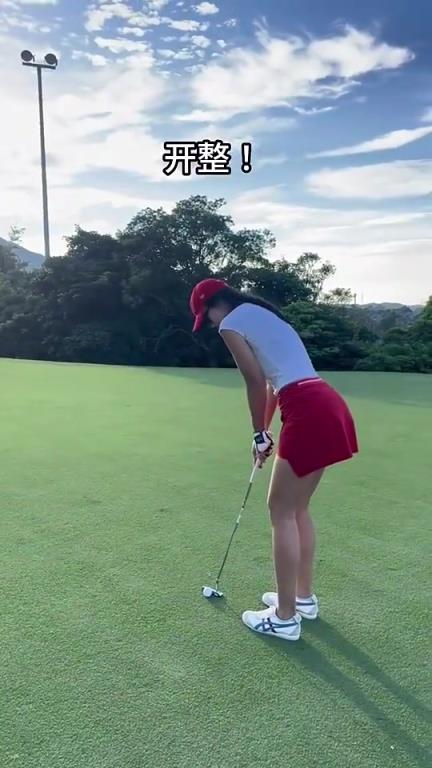 别有一番韵味!张曼源穿着这一身去打高尔夫可还行?