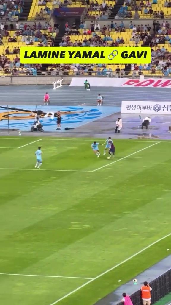 亚马尔的操作太细了!观众视角看此前热身赛亚马尔连线加维!