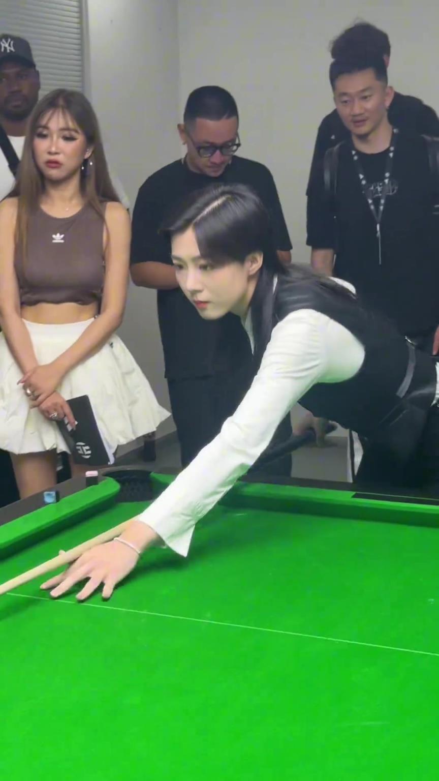 不愧连登哥都猛夸!台球女神王思诺这球技是真可以~~