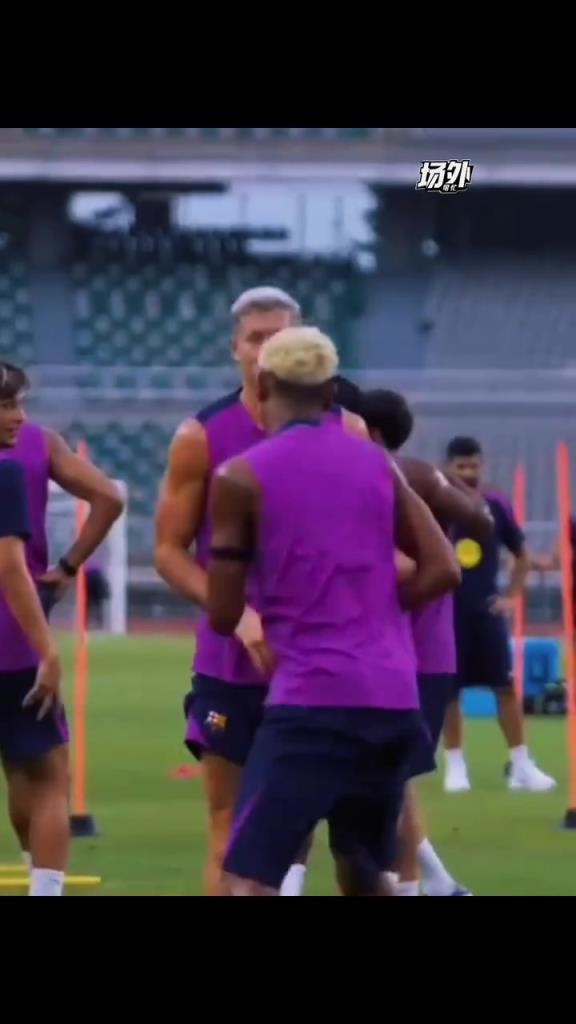 莱万和亚马尔忘年交啊!你俩怎么玩到一起去了,莱万还准备高踢