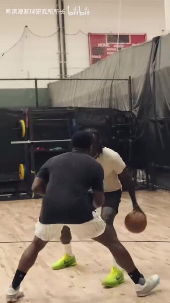 谁会上首发呢?开拓者后卫霍勒迪、亨德森休赛期训练视频!