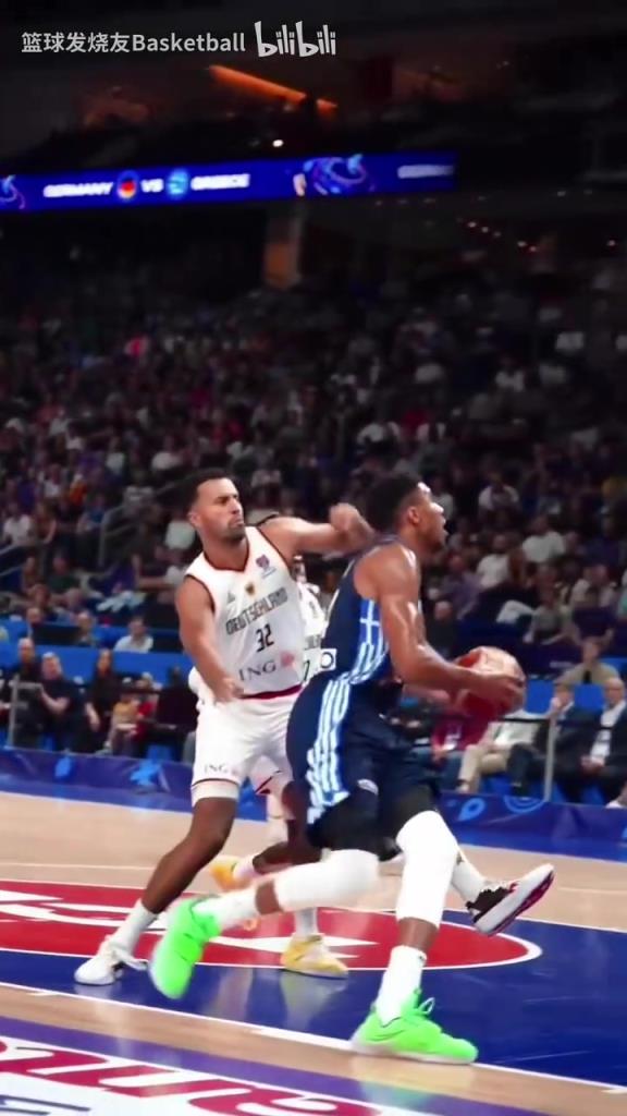 这该怎么防?慢镜头看字母哥三分线直接合球,轻松上篮得手!