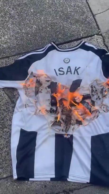 球衣被烧!纽卡球迷对伊萨克很失望……