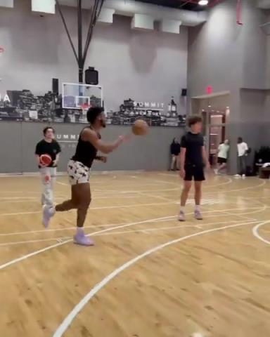 詹家父子仨合练,布朗尼这弹跳越来越变态了