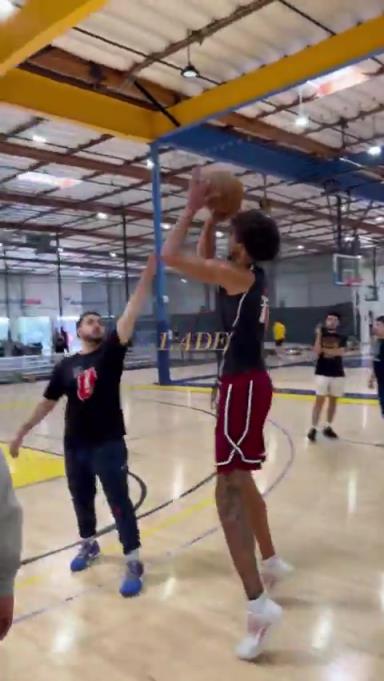 争取拉空间!海斯休赛期猛练三分,射速很可观哦!