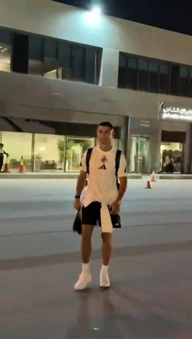 兑现承诺!C罗深夜登机,踏上前往中国香港的航班