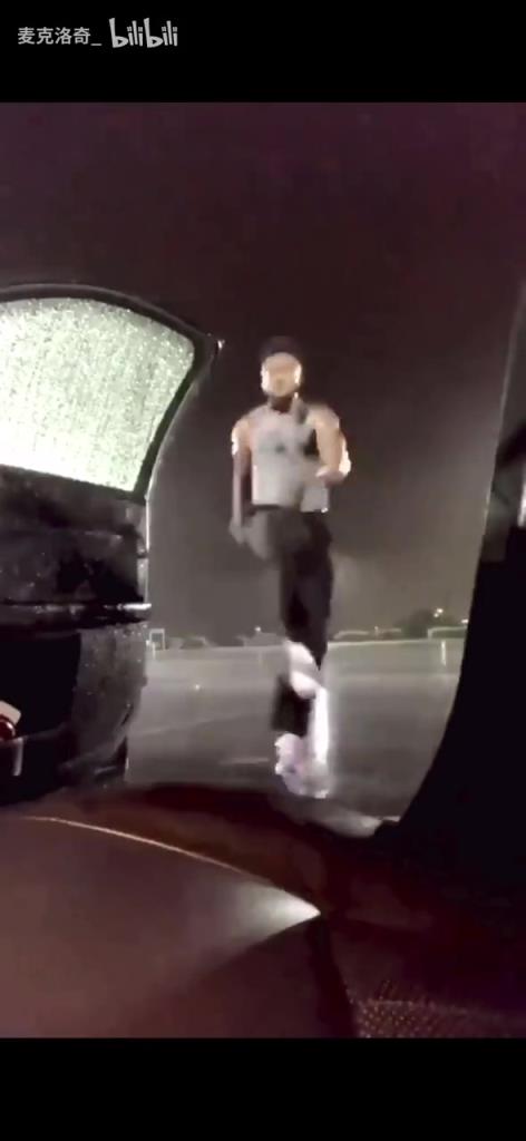 真的是很难相信!当年杰伦布朗雨中的热舞视频!年轻真好~