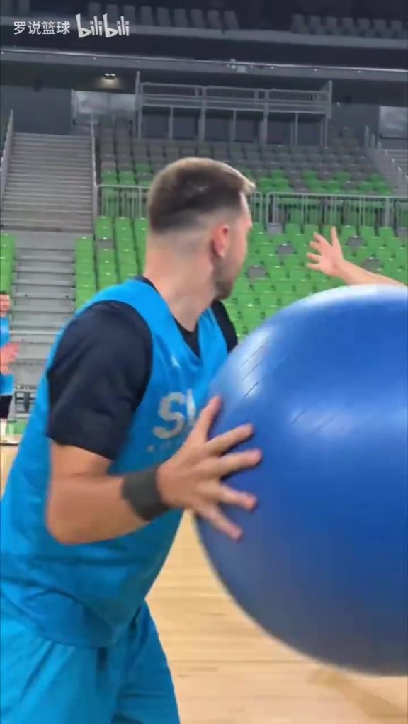 快成瘦子了!东契奇轻松备战欧锦赛,与队友玩起了瑜伽球&叠罗汉