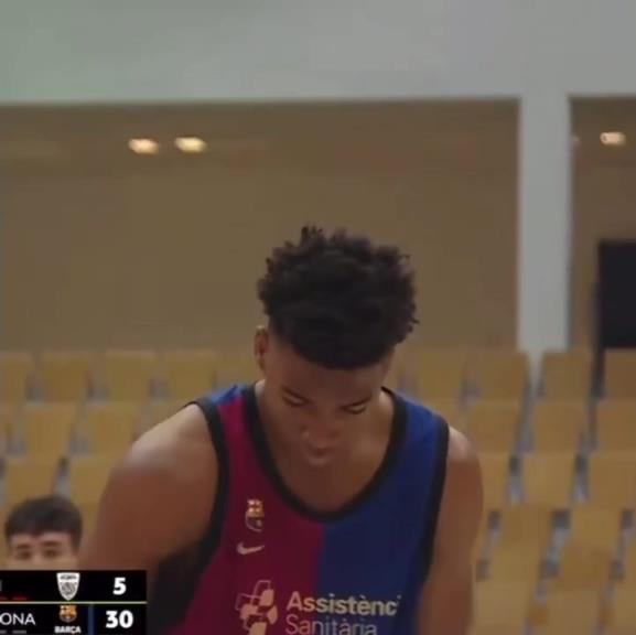 官方年龄13岁!身高2米11的非洲球员达博内已经在欧篮乱杀