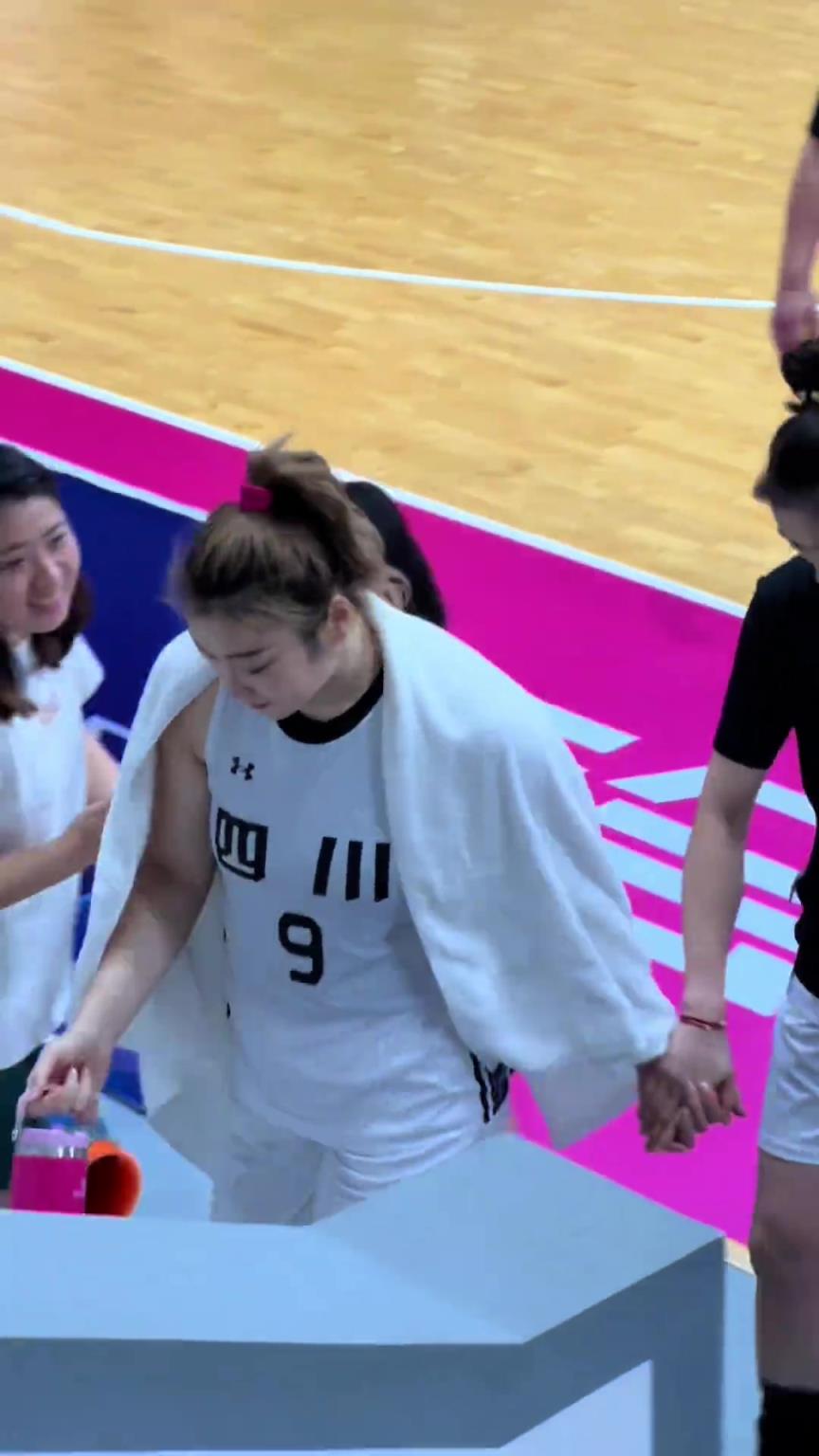 李梦全运会比赛中的那些突破 这体格谁顶得住啊?