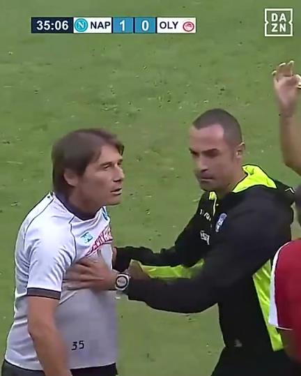 带头大哥!看到自己球员被放倒,孔蒂气愤冲入球场与对手发生冲突