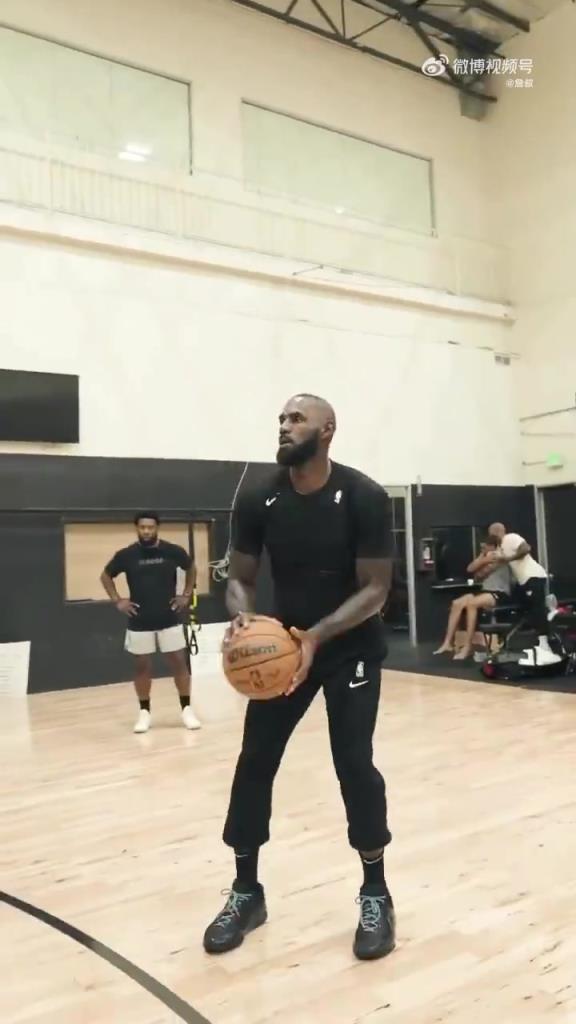 给东契奇安排的射手已在阵中?詹姆斯又加练三分啦!命中率很高!