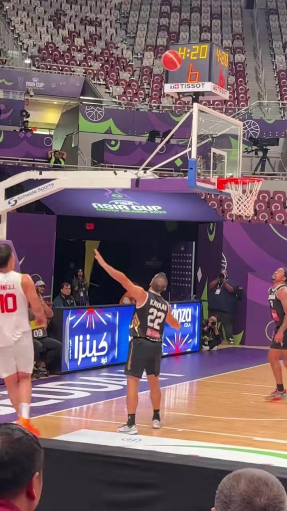 现场球迷拍摄王俊杰昨日表现,这金鸡独立投篮手型实在太稳定了!