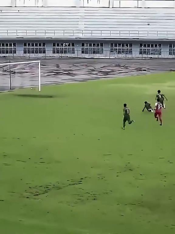 都说了不要提前开香槟!此刻小伙多希望自己有蜘蛛感应!