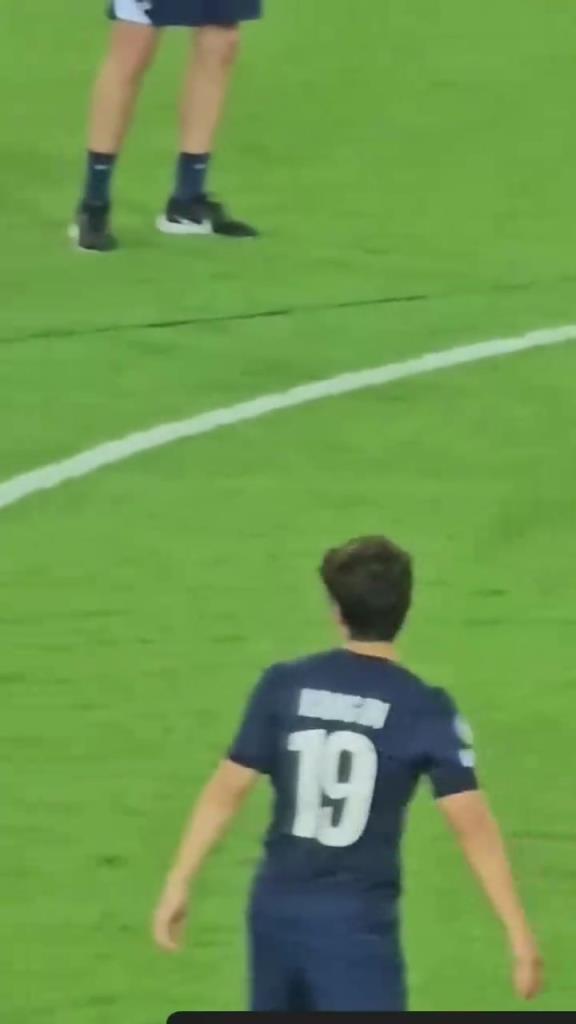 欧超杯赛后花絮:李刚仁和热刺球员以及教练致意