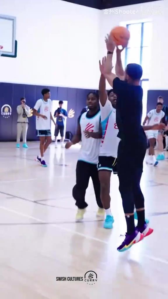 连续送妙传!库里训练营和小米切尔各自带队打对抗赛!