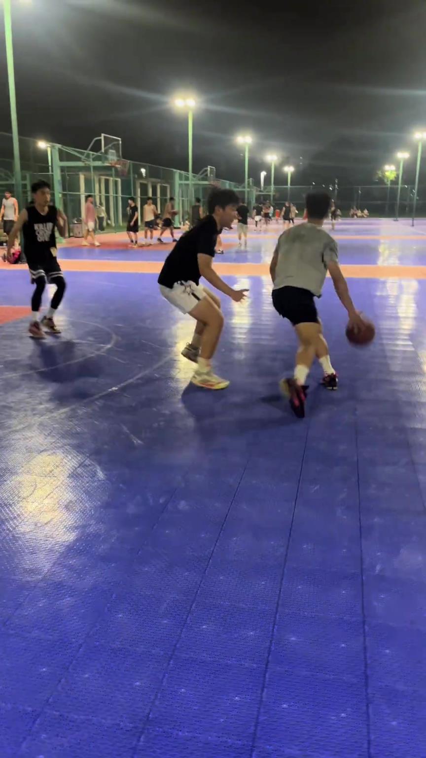 不是哥们 野球场有詹姆斯啊?战斧飞扣惊呆妹子