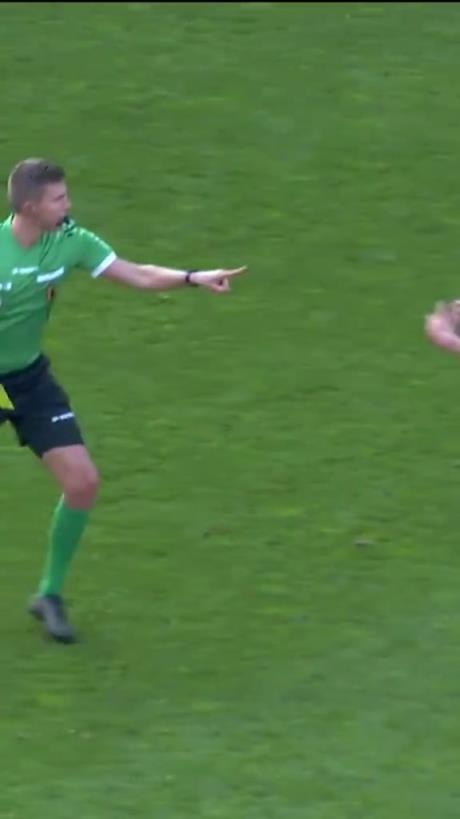 球员四秒内连拿两张黄牌!球员:这裁判自己往我手上撞……