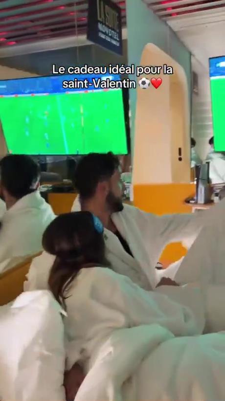 当情侣正在王子公园球场套房里亲热,此时大巴黎反超比分!