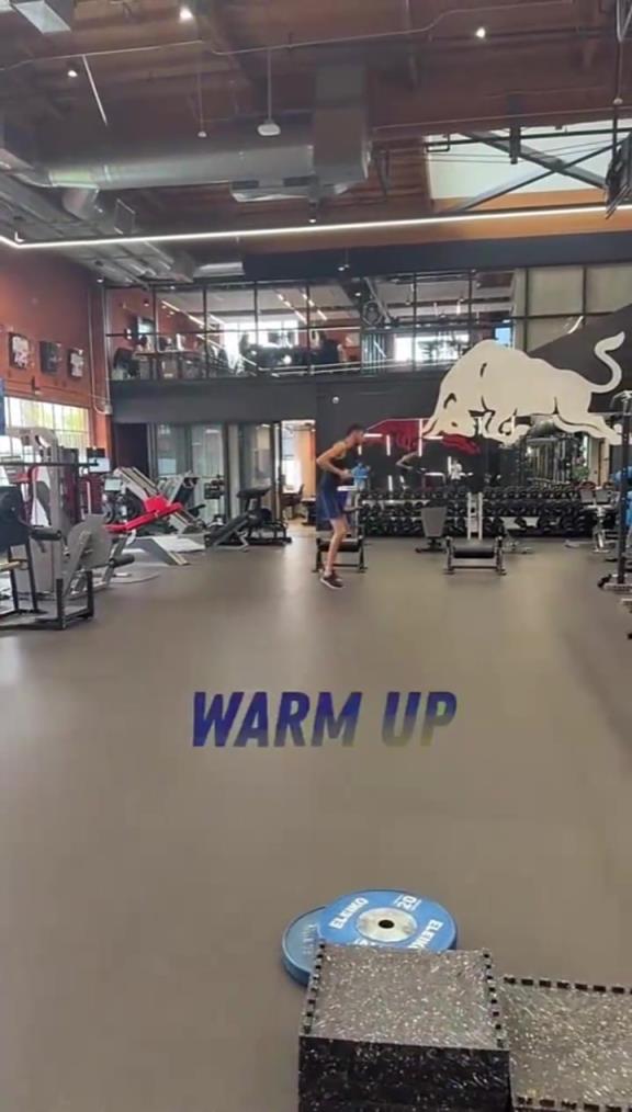 这腿真是细啊!切特依然在努力训练!挂肉确实慢啊~