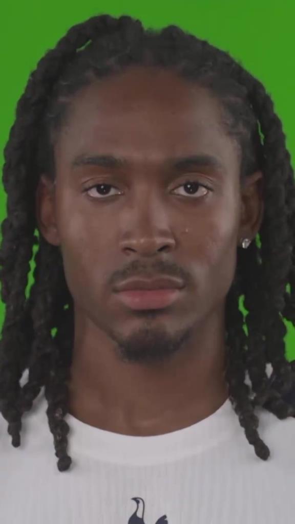 这个怼脸太过分了!热刺球员念自己的名字!咋那么逗呢?