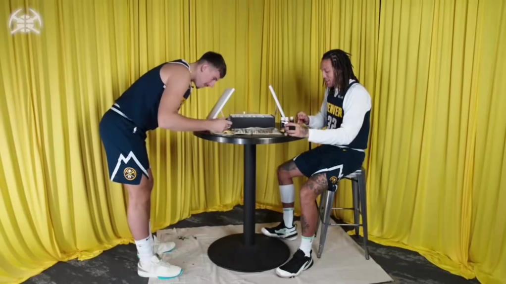 戈登画的还挺好!掘金球员此前的互画肖像游戏,谁的艺术天赋最好