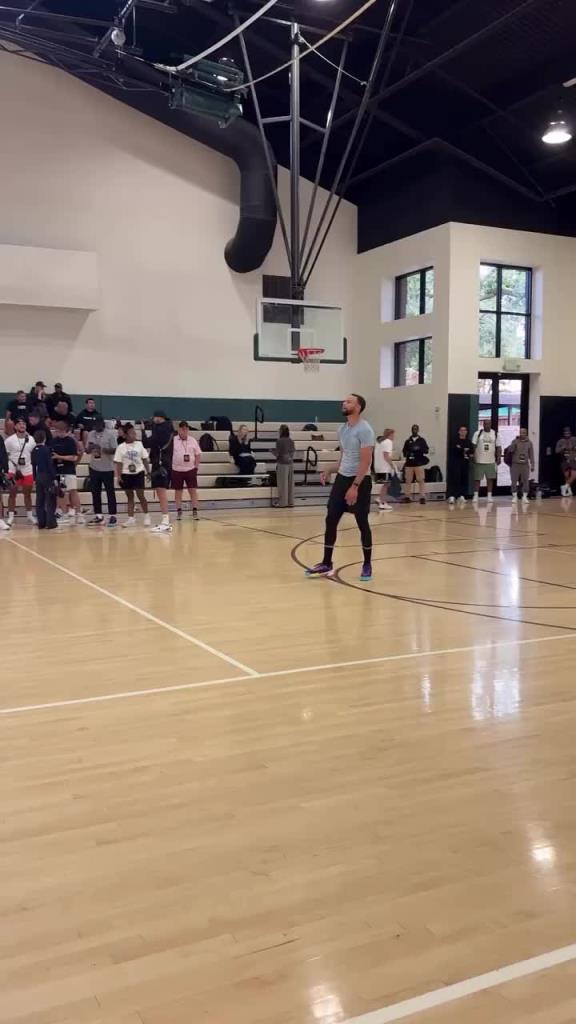 库里训练营连续命中超远三分!