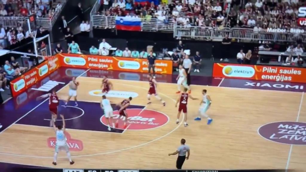 太帅了!东契奇一记神仙击地妙传打穿拉脱维亚防线,喂饼队友上篮