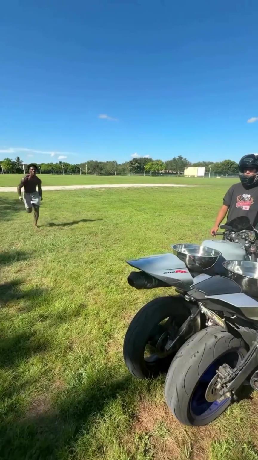 Siuuu!!!甲亢哥挑战蜻蜓点水成功后模仿C罗庆祝