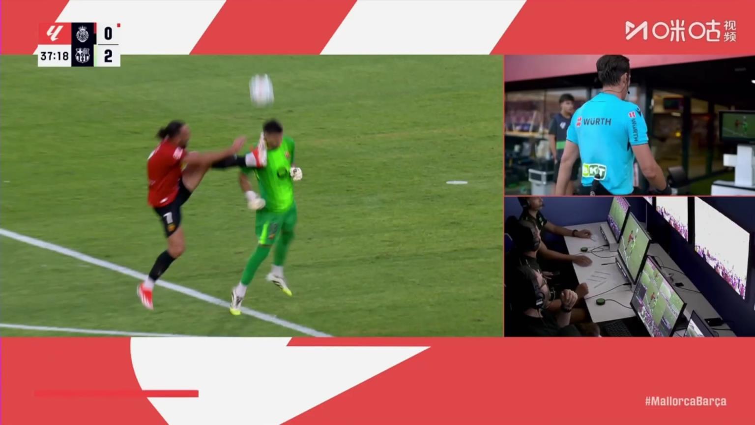 完全失控了!穆里奇飞踹加西亚,主裁查看VAR直红罚下!