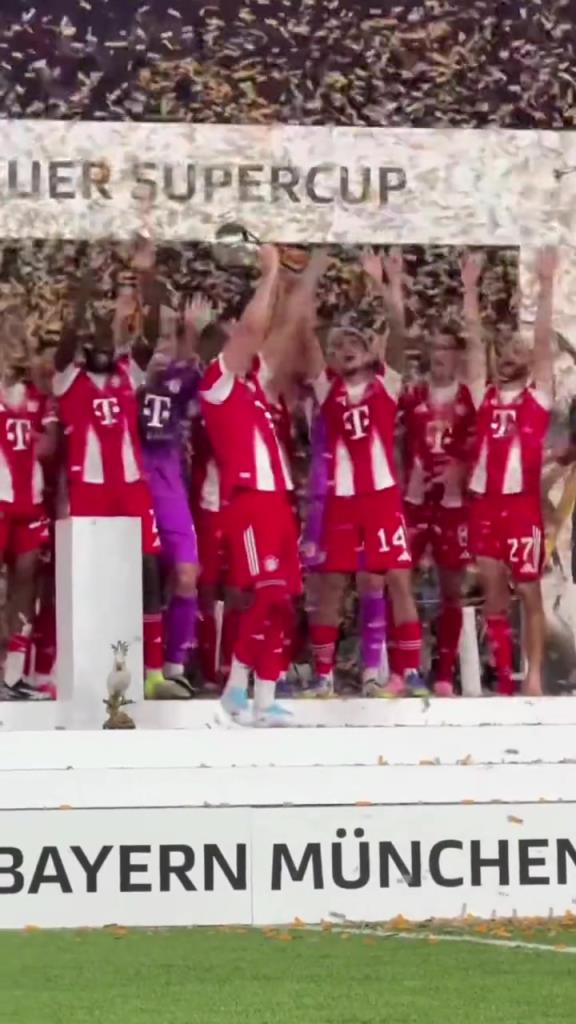 德超杯拜仁2-1斯图加特夺冠!进球功臣凯恩和迪亚斯举奖杯庆祝!