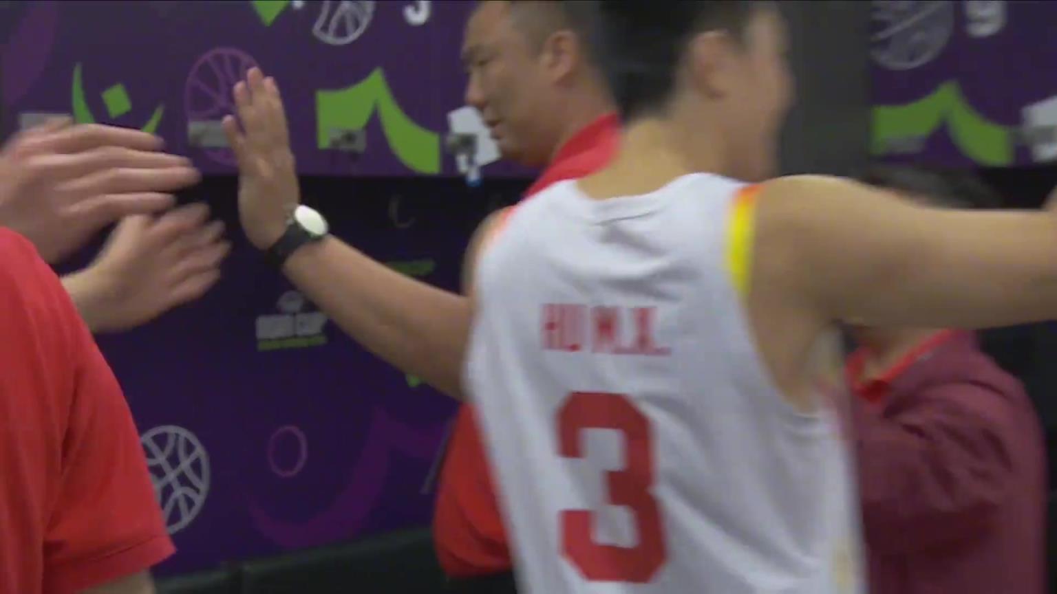 别低估一颗冠军的心!半决赛赢球的中国男篮赛后集体狂欢庆祝