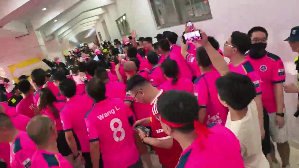 镇江球迷四奥后疯狂输出常州球迷:CNM!CNM!CNMCNM