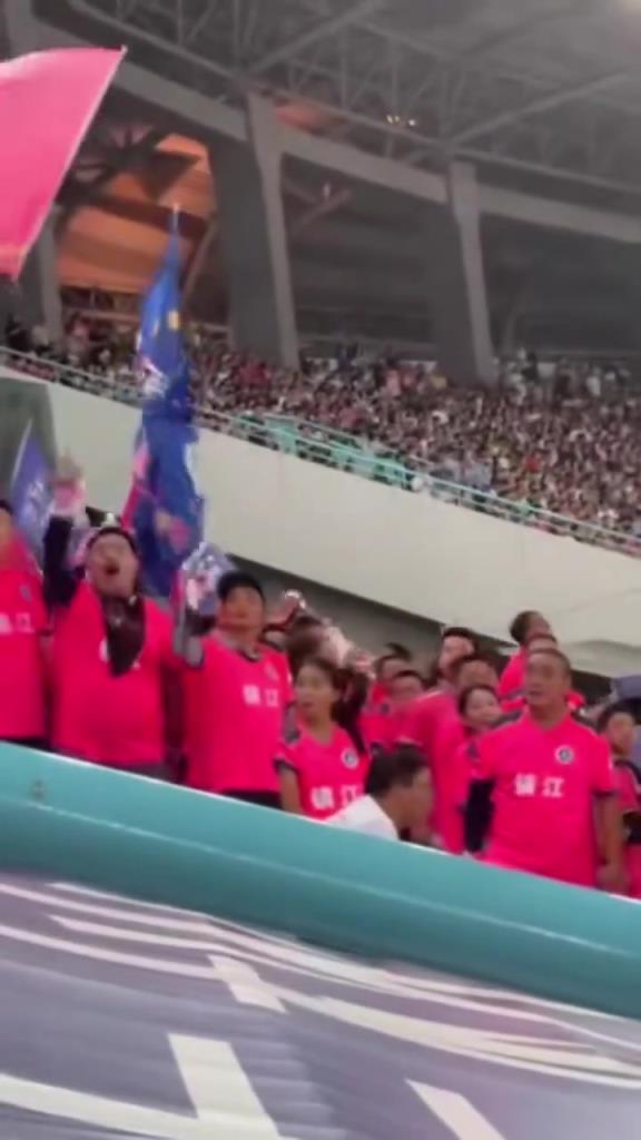 逆天!镇江球迷骂常州球迷还骂自家球员,苏超氛围都这样了嘛