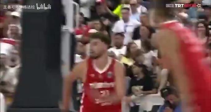 这还是你吗?申京丝滑转身后直杀篮下残暴扣篮!