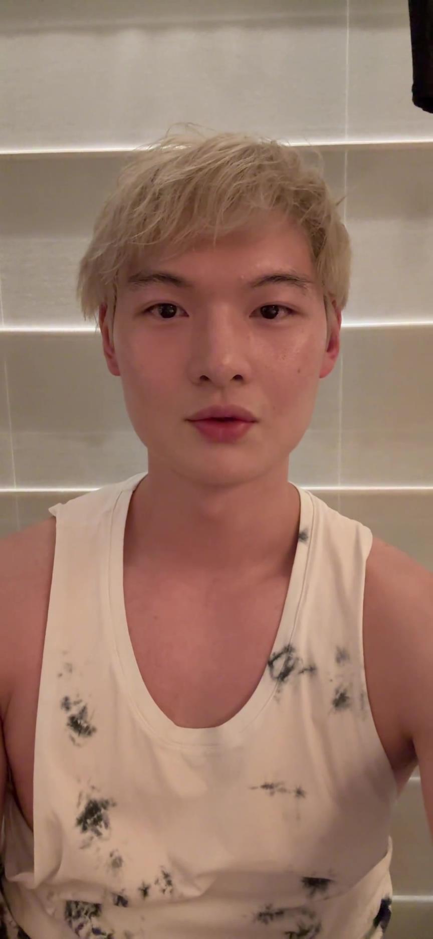 王哲林晒自拍:组合深圳海陆篮球俱乐部20周年生日快乐