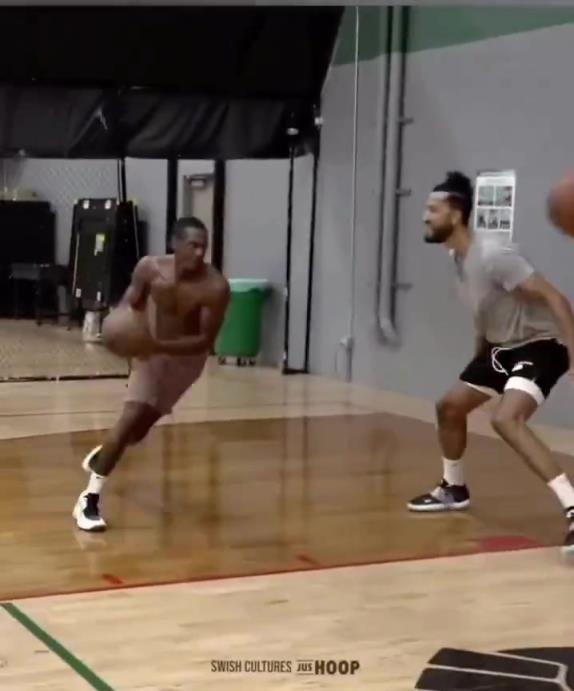 隆多美式1v1单挑有多无解?靠一张大掌玩转对手!