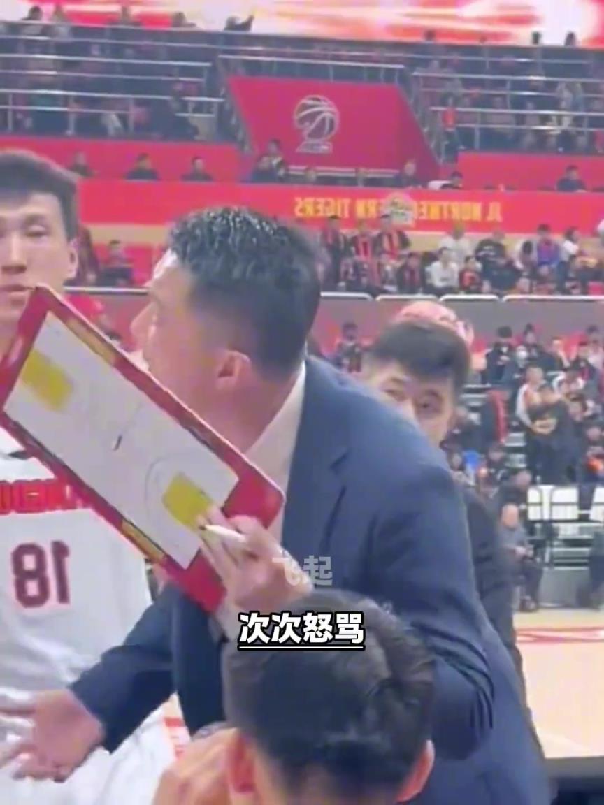 我们的篮球教练为什么总喜欢骂骂咧咧?暴怒埋怨辱骂球员已习惯?