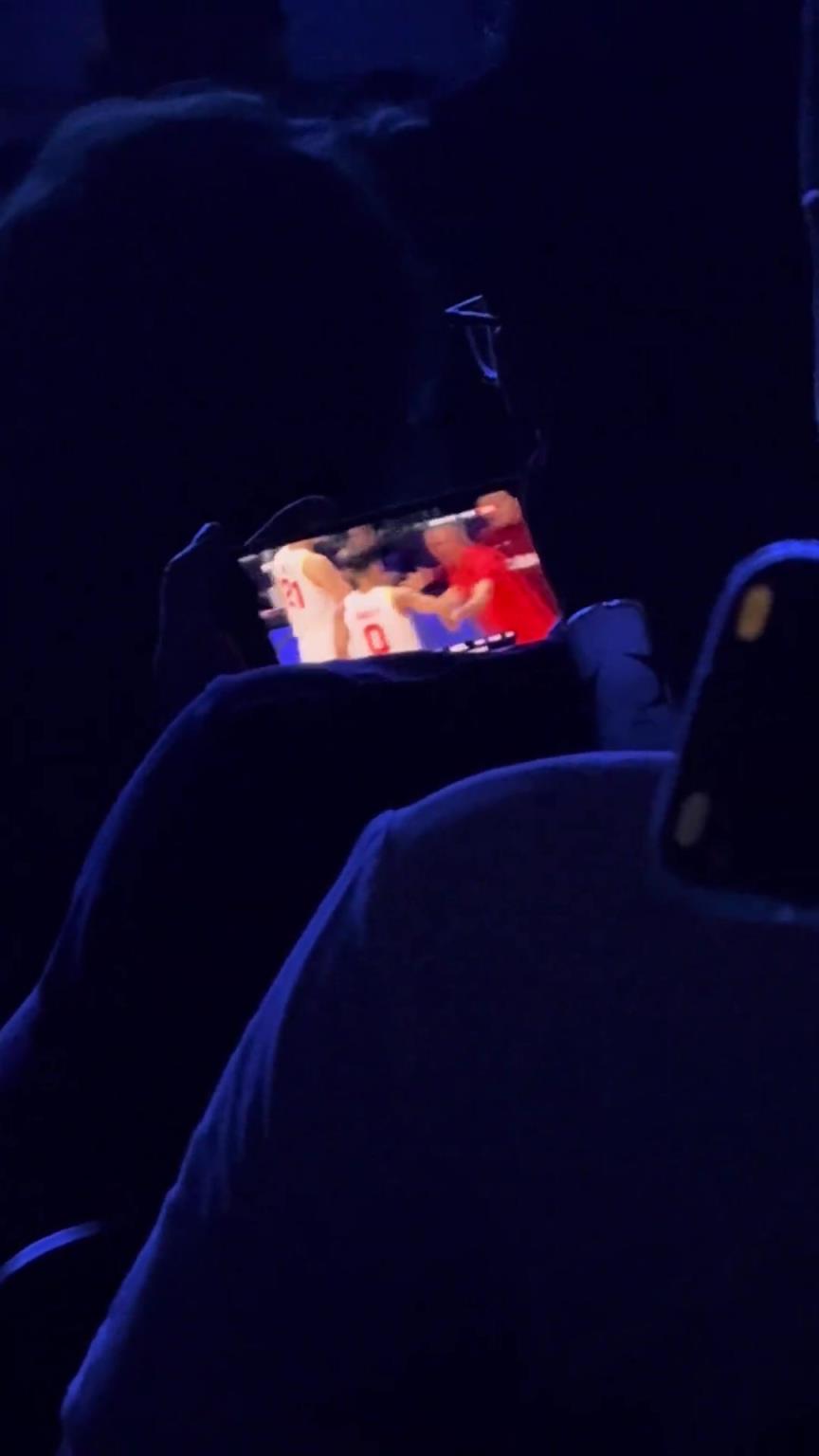 热爱!邓紫棋演唱会上一男子时刻关注中国男篮赛况