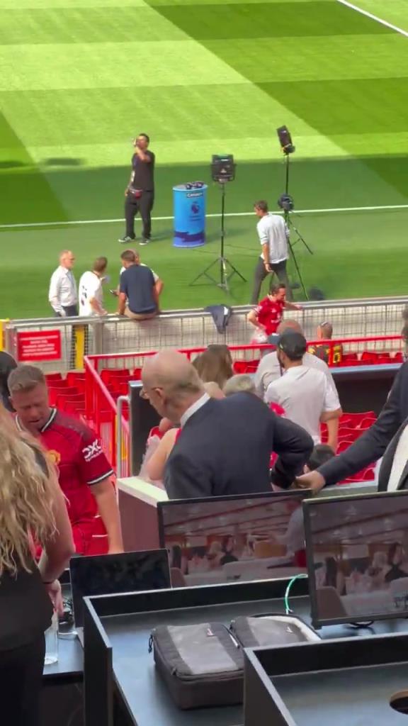 曼联主场迎战阿森纳,球队老板阿夫拉姆-格雷泽现身看台