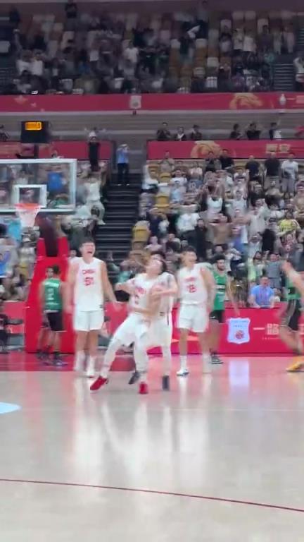 今天就差一点!胡明轩在去年曾大心脏三分绝杀尤文图特!