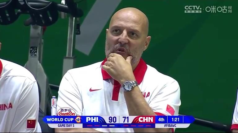 今日差点掀翻澳洲!男篮此前21分惨败菲律宾,乔帅最后在场边沉思